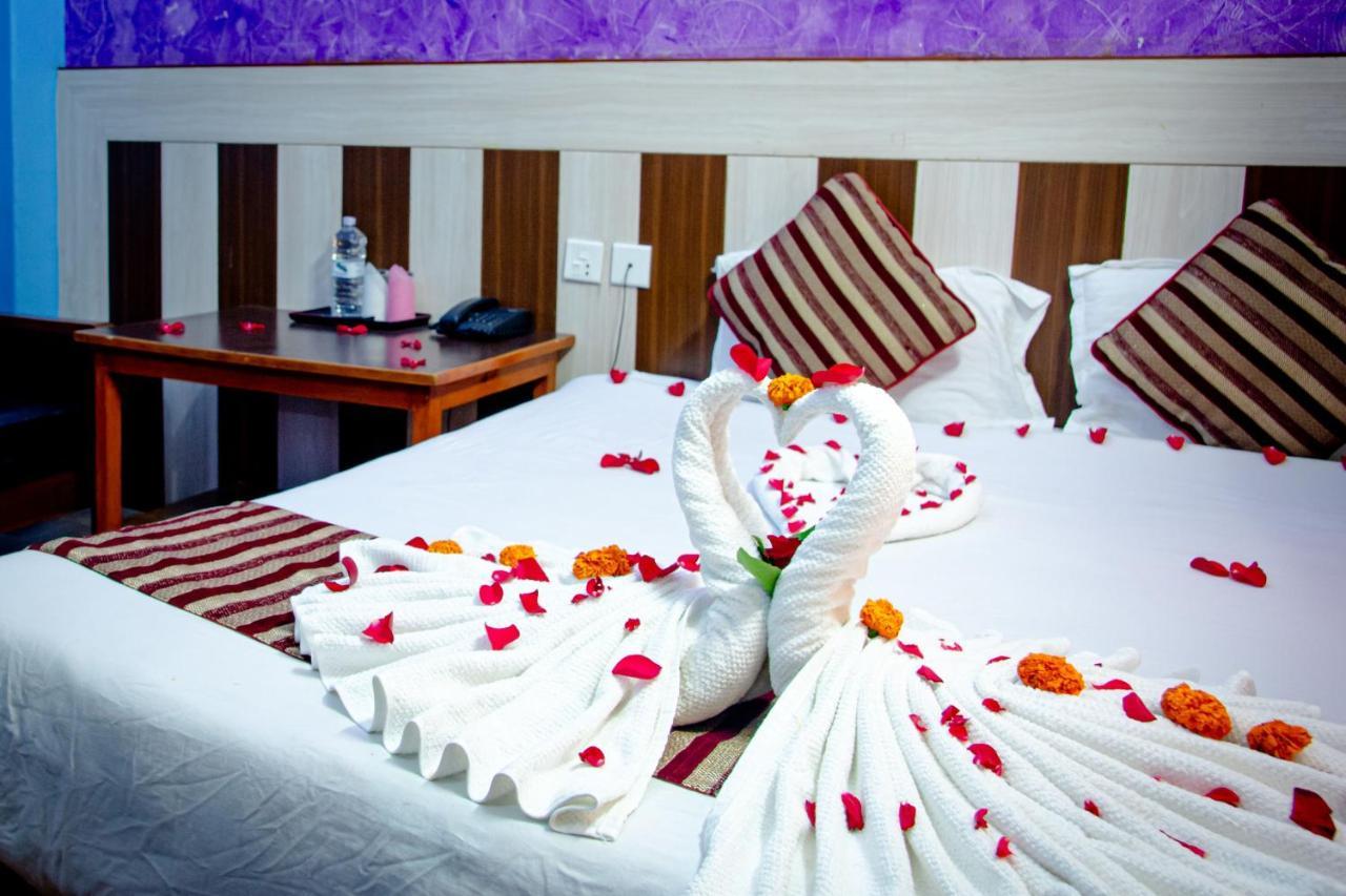 Hotel Middle Point Pvt Ltd Покхара Екстер'єр фото