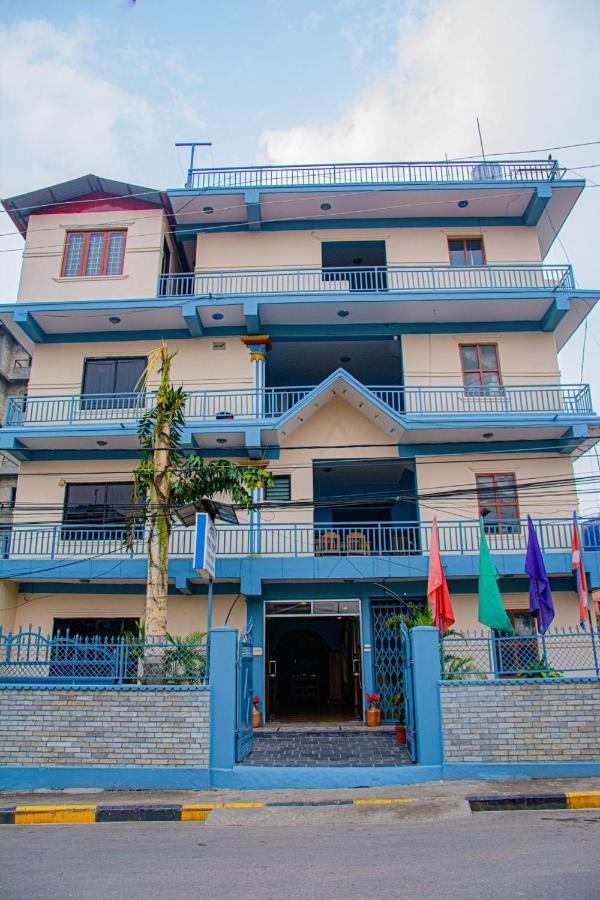 Hotel Middle Point Pvt Ltd Покхара Екстер'єр фото
