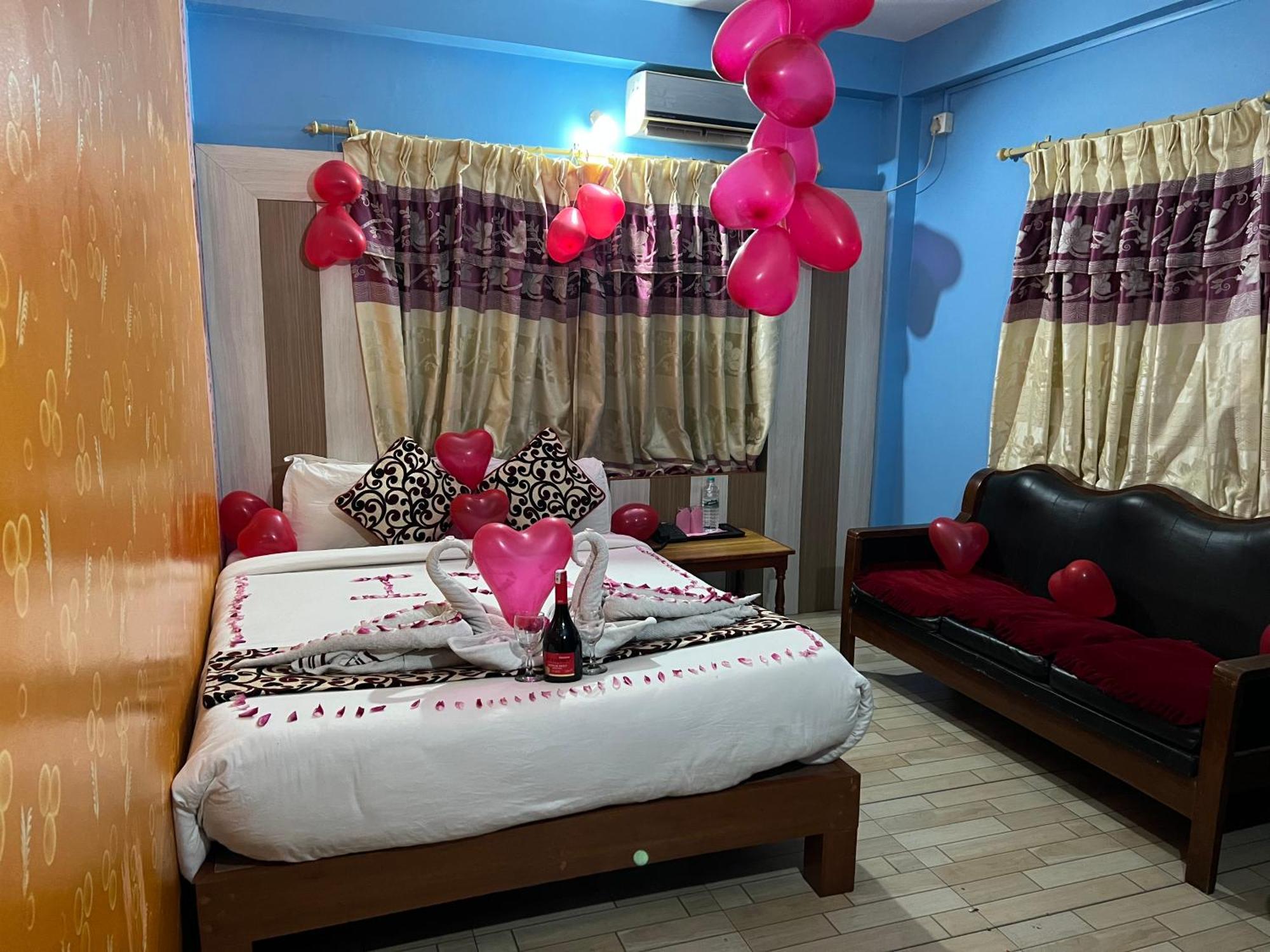 Hotel Middle Point Pvt Ltd Покхара Екстер'єр фото